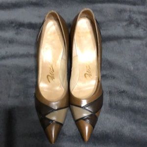 Palizzio kitten heeled, pointy toe pumps vintage
